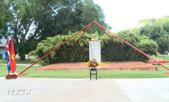 Uncle Ho Monument in Havana - a familiar space for people love Vietnam