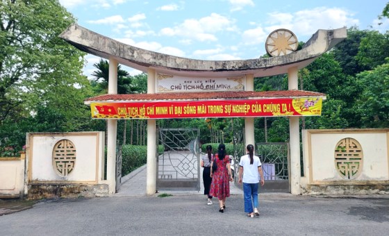 Visiting Uncle Ho's Memorial Site in Van Xuan