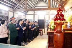 Offering incense and flowers to commemorate late President Ho Chi Minh in Hung Yen province