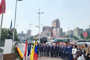Ho Chi Minh City delegates offer flowers at President Ho Chi Minh’s Monument in Venezuela