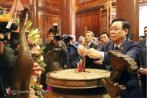 NA Chairman offers incense to commemorate President Ho Chi Minh at Kim Lien Special National Relic